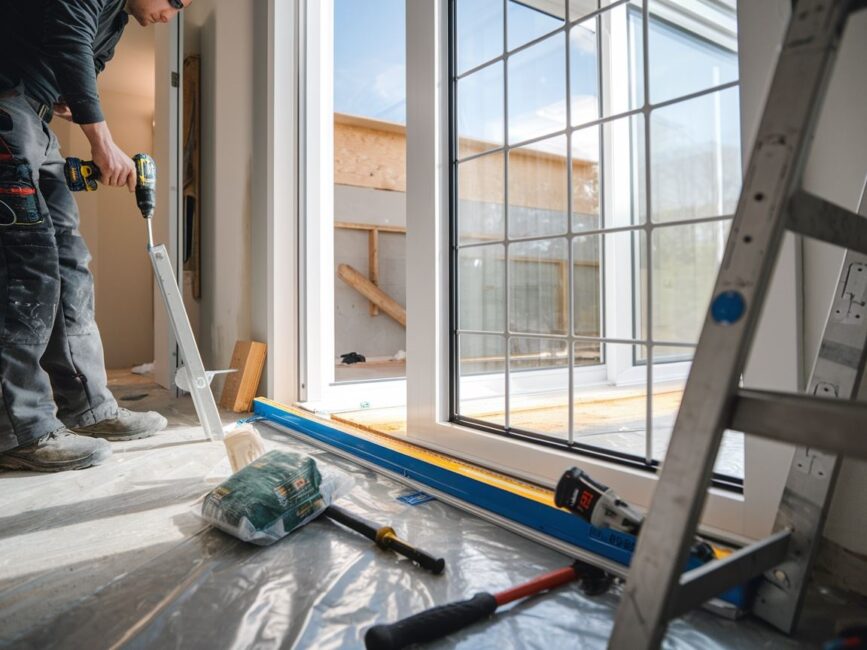 Detale ramy okiennej podczas instalacji